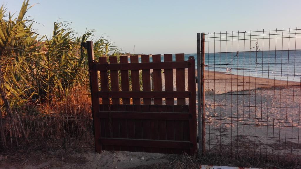 Finca Las Dunas Con Dos Chalets Con Jacuzzis En Primera Linea De Playa Uno De 4 Dormitorios Y Otro De 2 Dormitorios 로타 외부 사진